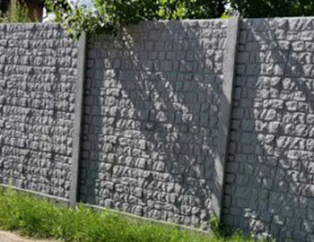 забор новый камень